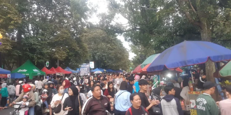 Suasana Pasar Takjil Jalan Surabaya yang dipadati pengunjung. (Foto/M Sholeh)