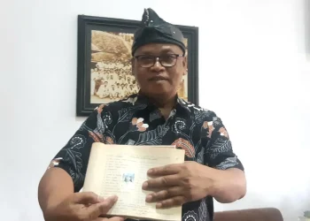 Kepala SMAK Dempo Kota Malang, Antonius Sumardi menunjukkan dokumen Lilie dan Elsa yang tercatat di SMAK Dempo Kota Malang. (Foto/M Sholeh)