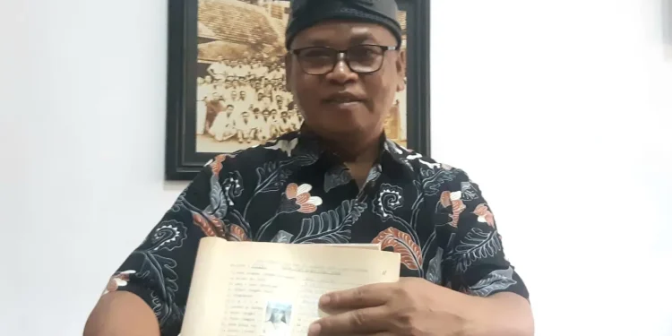Kepala SMAK Dempo Kota Malang, Antonius Sumardi menunjukkan dokumen Lilie dan Elsa yang tercatat di SMAK Dempo Kota Malang. (Foto/M Sholeh)