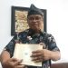 Kepala SMAK Dempo Kota Malang, Antonius Sumardi menunjukkan dokumen Lilie dan Elsa yang tercatat di SMAK Dempo Kota Malang. (Foto/M Sholeh)
