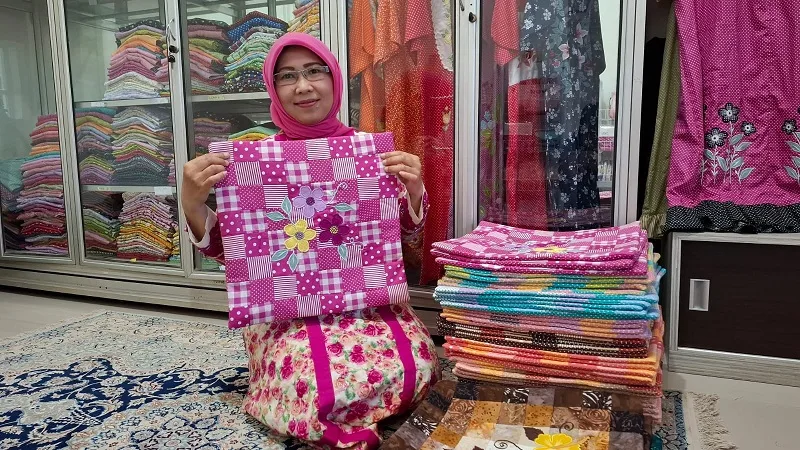 Sarung bantal yang merupakan kombinasi antara patchwork dengan bordir. Foto: Aisyah Nawangsari Putri