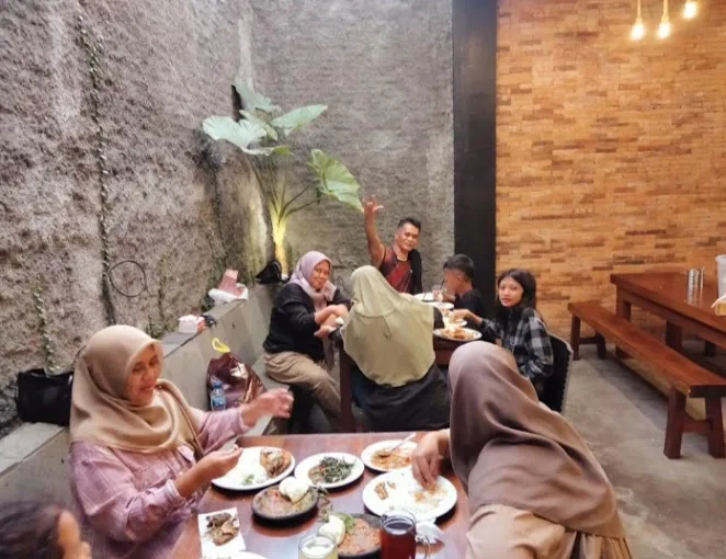 Suasana di Warung Cak Tomo Sawojajar./Foto: Google Review Cak Tomo Sawojajar.
