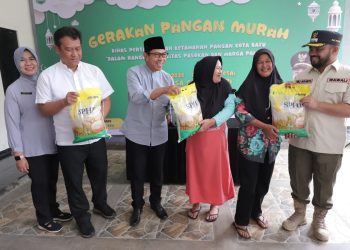 Wali Kota Batu Nurochman saat meninjau Gerakan Pangan Murah yang digelar Dinas Pertanian di Desa Gunungsari. Foto: Prokopim KWB