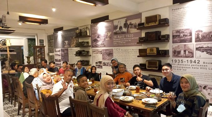 Rekomendasi tempat bukber di Malang yang punya suasana homey. /Foto: Google Review Rumah Makan Inggil/Must Itjand.