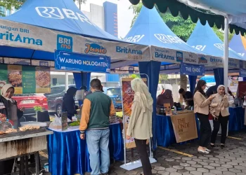 Pengungjung padati stan UMKM di Bazzar Ramadhan 2025 yang digelar BRI Malang. Foto: Aisyah Nawangsari Putri