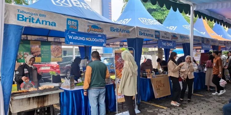 Pengungjung padati stan UMKM di Bazzar Ramadhan 2025 yang digelar BRI Malang. Foto: Aisyah Nawangsari Putri