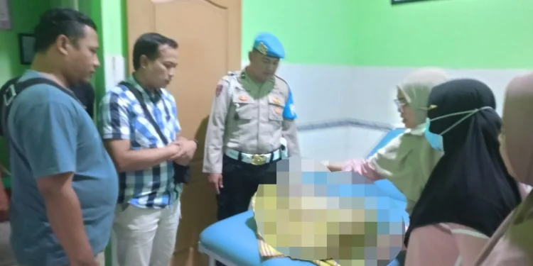 Jenazah bayi laki-laki saat diperiksa di Puskesmas Jabung. Foto: Polsek Jabung