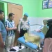 Jenazah bayi laki-laki saat diperiksa di Puskesmas Jabung. Foto: Polsek Jabung