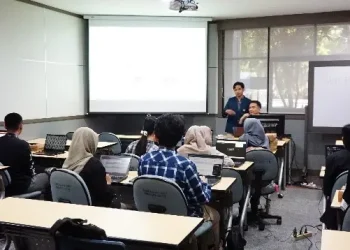 Tim Pengabdian Dosen UB gelar pelatihan analisis data penelitian menggunakan SPSS untuk membantu mahasiswa menyelesaikan tugas akhir. /Foto: Dok. Tim Pengabdian Dosen UB.