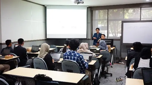 Tim Pengabdian Dosen UB gelar pelatihan analisis data penelitian menggunakan SPSS untuk membantu mahasiswa menyelesaikan tugas akhir. /Foto: Dok. Tim Pengabdian Dosen UB.