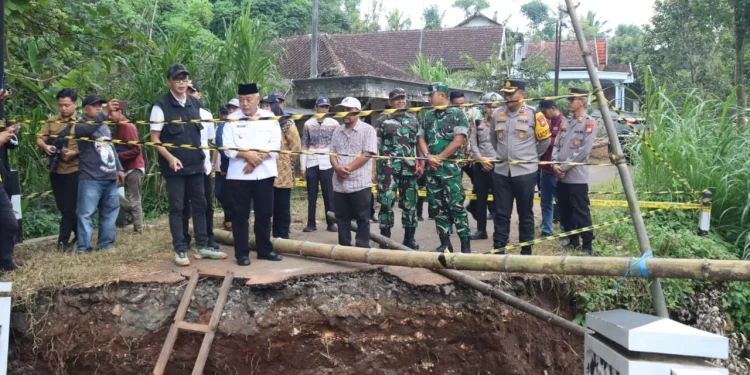 Bupati Malang, Sanusi meninjau Jembatan yang ambrol di Desa Sumberoto, Kecamatan Donomulyo. Foto: Pemkab Malang
