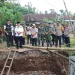 Bupati Malang, Sanusi meninjau Jembatan yang ambrol di Desa Sumberoto, Kecamatan Donomulyo. Foto: Pemkab Malang