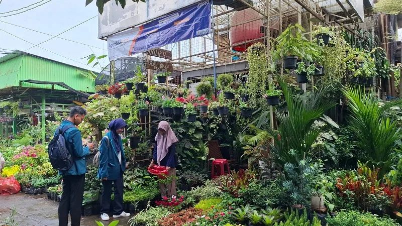 Citra melayani pembeli bunga di kiosnya. Foto: Aisyah Nawangsari Putri
