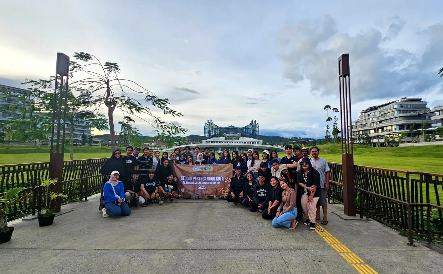 Mahasiswa ITN Malang foto bersama di depan gedung IKN Nusantara. Foto/dok ITN Malang