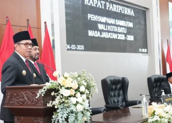 Wali Kota dan Wawali Kota Batu Nurochman - Heli dalam pidato pertamanya di paripurna DPRD. Foto: Prokopim KWB