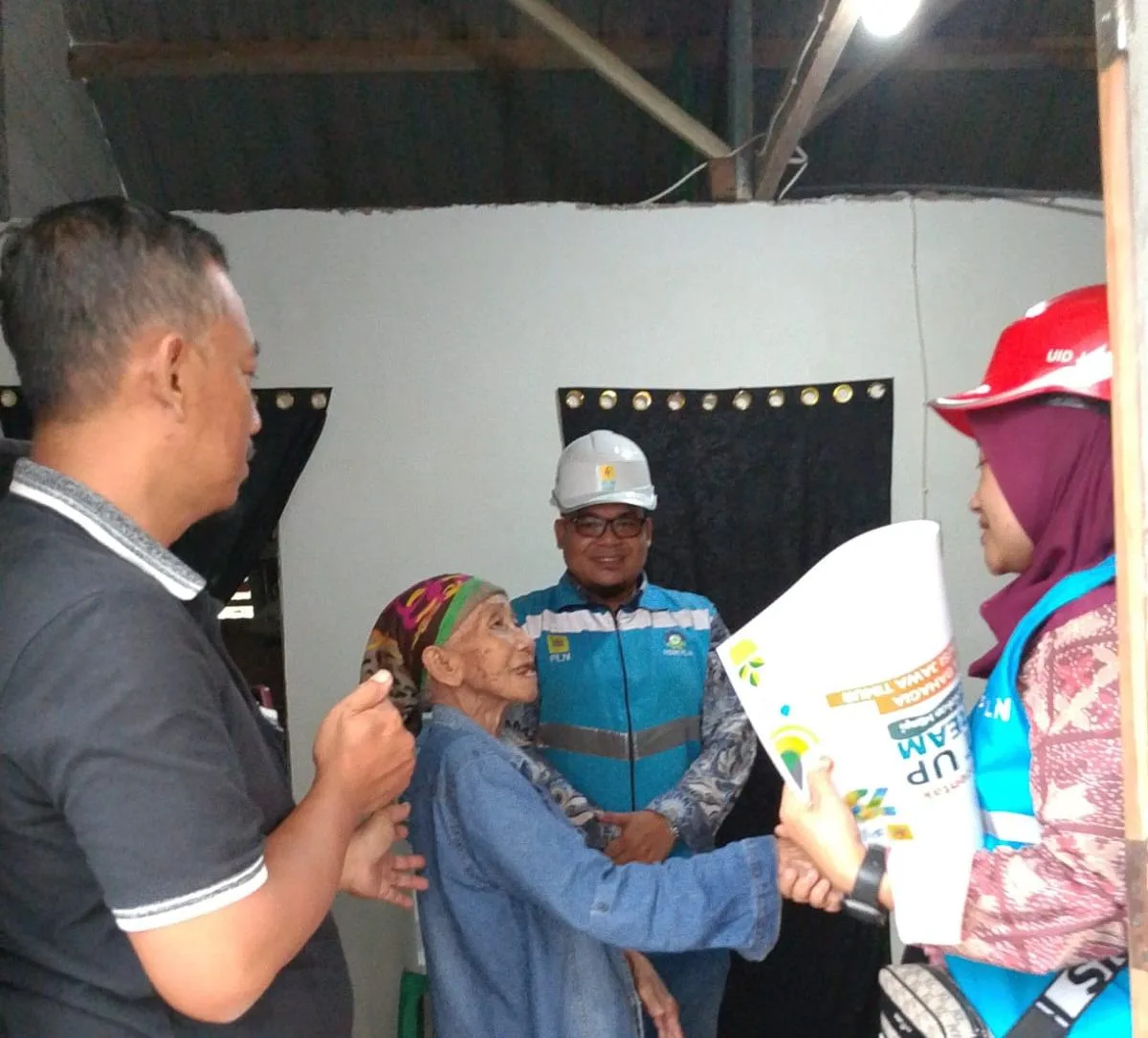 PLN UP3 Malang salurkan sambungan listrik gratis kepada masyarakat prasejahtera (dok.)
