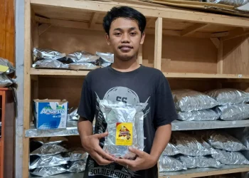 Zudan Hanifi, pemilik UMKM rambak pisang Gdangku. Foto: Aisyah Nawangsari Putri
