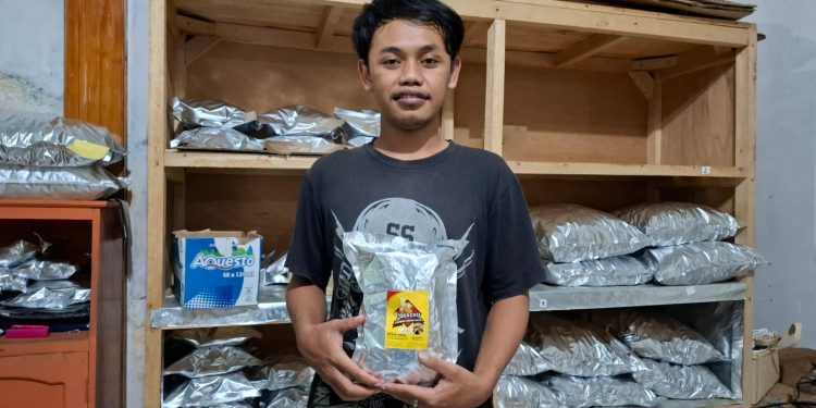 Zudan Hanifi, pemilik UMKM rambak pisang Gdangku. Foto: Aisyah Nawangsari Putri