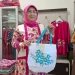 Eva menunjukkan produk tas yang terbuat dari kain perca dengan aksen bordir. Foto: Aisyah Nawangsari Putri