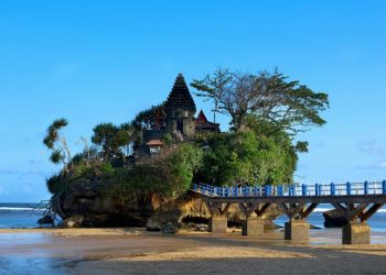 Tempat wisata di Malang yang cukup populer sebagai referensi wisata menikmati libur lebaran bersama keluarga. /Foto: Google Review Pantai Balekambang/Ika Setyawati.