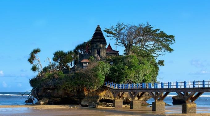 Tempat wisata di Malang yang cukup populer sebagai referensi wisata menikmati libur lebaran bersama keluarga. /Foto: Google Review Pantai Balekambang/Ika Setyawati.