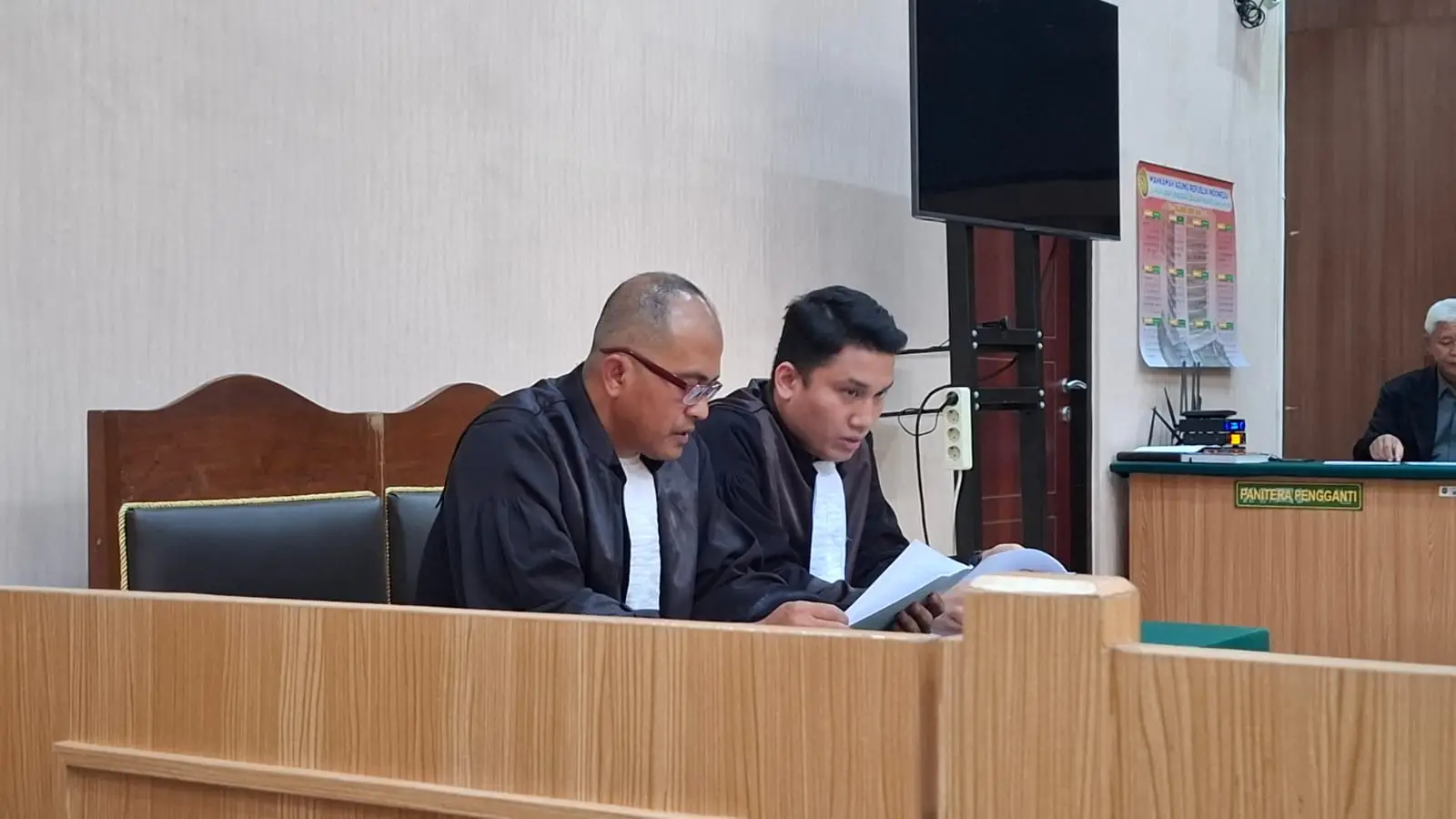 JPU saat membacakan tanggapan atas eksepsi Isa Zega. Foto: Aisyah Nawangsari Putri