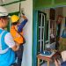 Senyum Patemi, tukang pijat penerima program Light Up The Dream dari PLN UP3 Malang merekah saat petugas memasang jaringan listrik di rumahnya. (Foto/dok.)