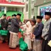 Rektor Unisma Prof Djunaidi saat memberikan santunan kepada anak yatim. Foto: Azmy