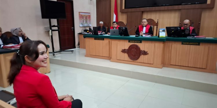 Isa Zega saat mengikuti persidangan di PN Kepanjen. Foto: Aisyah Nawangsari Putri