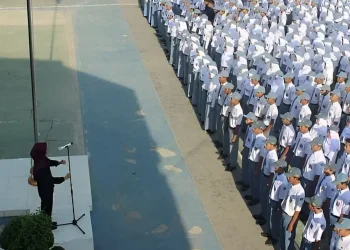 Suasana upacara di sekolah sebagai ilustrasi wisuda. (Foto: Pinterest /SMKN 1 Bawang Banjarnegara)