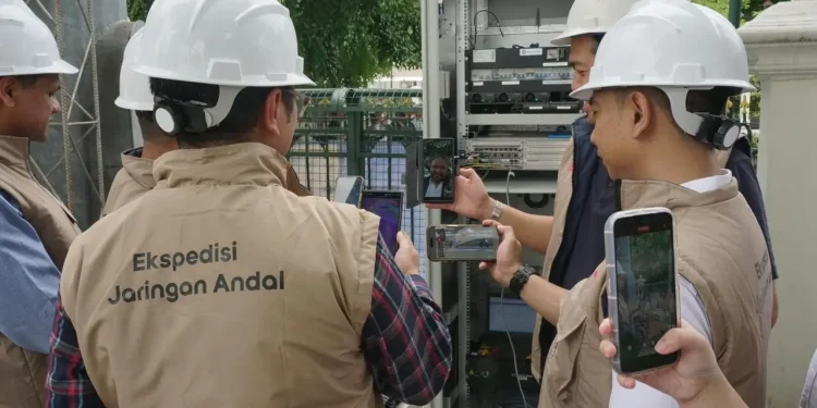 Tim ekspedisi jaringan dari Indosat memantau performa jaringan jelang lebaran 2025. (Foto/dok.)