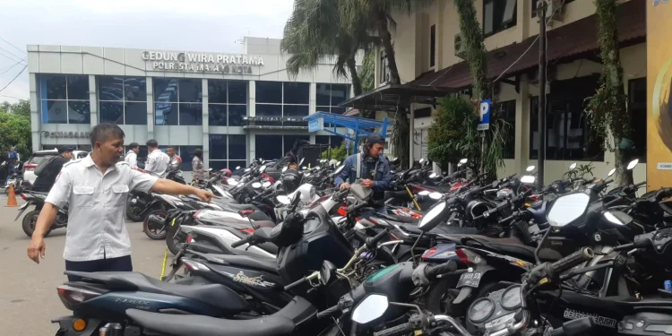 Kendaraan yang diamankan pasca demo penolakan RUU TNI ricuh. (Foto/M Sholeh)