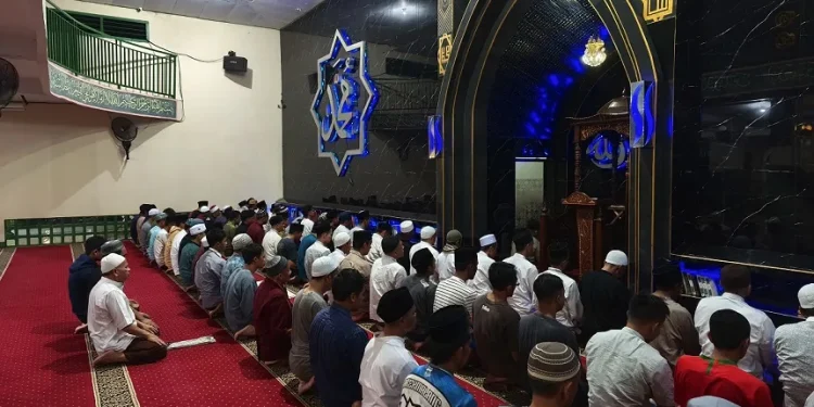 Animo warga binaan atau nara pidanaLapas Kelas I Malang dalam menjalankan salat tarawih hingga tadarus. (Foto/dok. Lapas Malang)