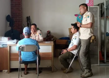 Petugas Satpol PP Kota Malang menindak terduga pelaku yang minta sumbangan kematian fiktif di Kota Malang. (Foto/dok.)