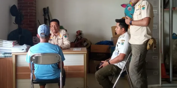 Petugas Satpol PP Kota Malang menindak terduga pelaku yang minta sumbangan kematian fiktif di Kota Malang. (Foto/dok.)