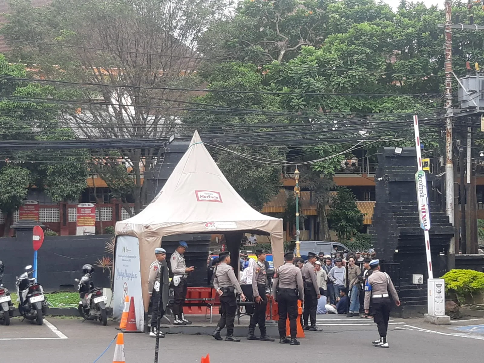 Puluhan orang mengantre untuk mengambil kendaraannya pasca demo penolakan RUU TNI ricuh. (Foto/M Sholeh)