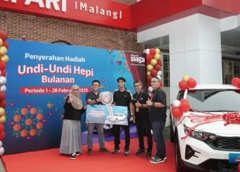 Mahasiswa di Malang dapat hadiah mobil berkat telaten menukarkan telkomsel poin. Foto: Dok.