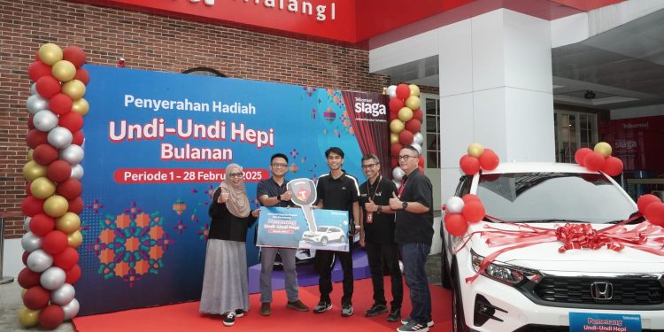 Mahasiswa di Malang dapat hadiah mobil berkat telaten menukarkan telkomsel poin. Foto: Dok.