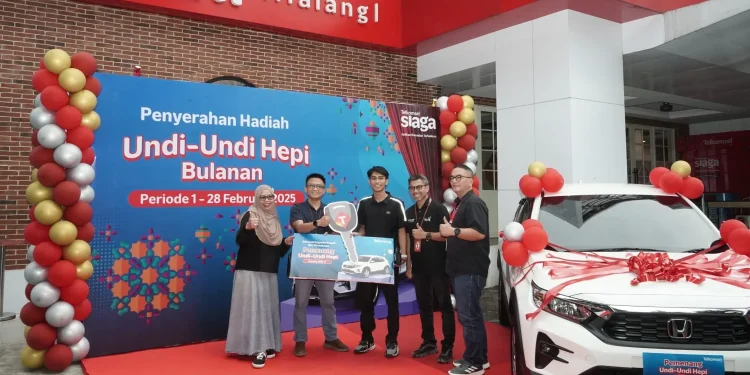 Mahasiswa di Malang dapat hadiah mobil berkat telaten menukarkan telkomsel poin. Foto: Dok.