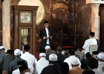 Wali Kota Batu Nurochman saat mengikuti salat id di Masjid Agung An-Nuur. Foto: Prokopim KWB