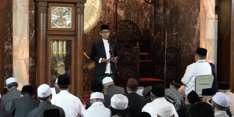 Wali Kota Batu Nurochman saat mengikuti salat id di Masjid Agung An-Nuur. Foto: Prokopim KWB