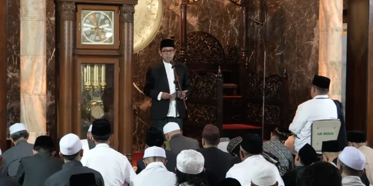 Wali Kota Batu Nurochman saat mengikuti salat id di Masjid Agung An-Nuur. Foto: Prokopim KWB