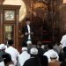Wali Kota Batu Nurochman saat mengikuti salat id di Masjid Agung An-Nuur. Foto: Prokopim KWB