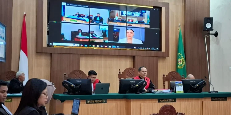 Nikita Mirzani dalam tayangan Zoom memberikan kesaksian di sidang kasus pencemaran nama baik. Foto: Aisyah Nawangsari Putri