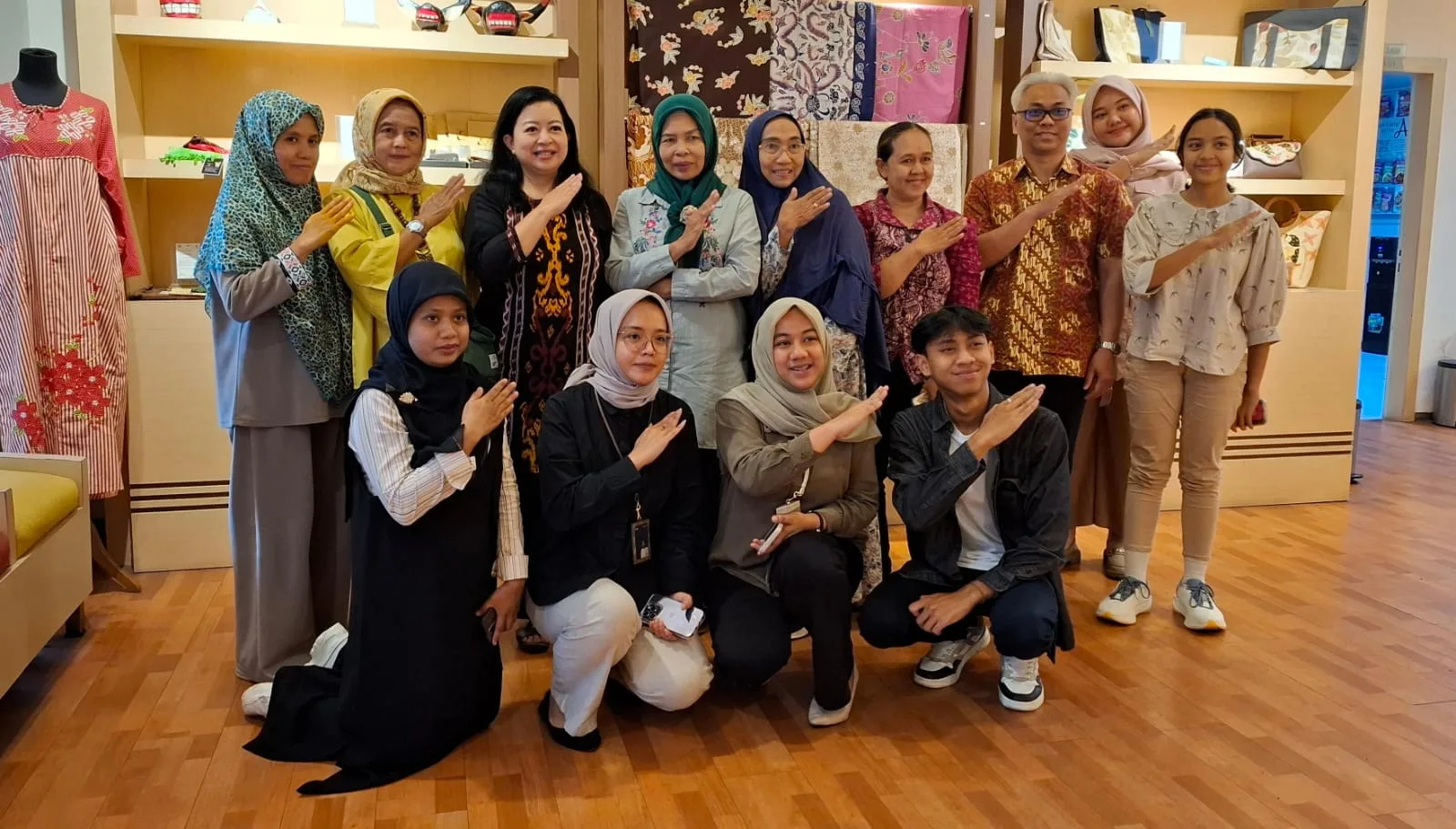 Foto bersama para peserta pelatihan  bersama narasumber. Foto: Aisyah Nawangsari Putri