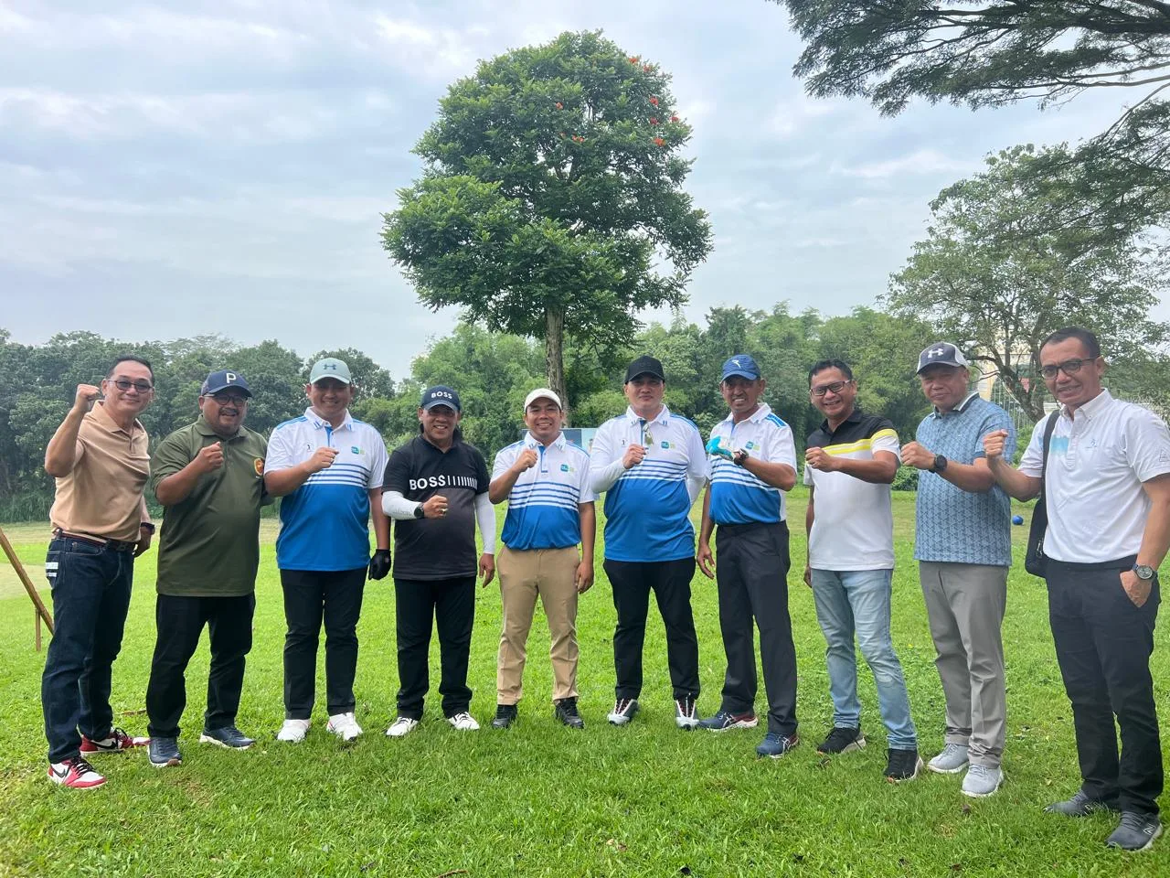 Pose bersama Wakil Wali Kota Malang, Ali Muthohirin bersama panitia dan tamu undangan yang hadir di Turnamen Golf Wali Kota Cup 2025./Foto: Dok. Istimewa.