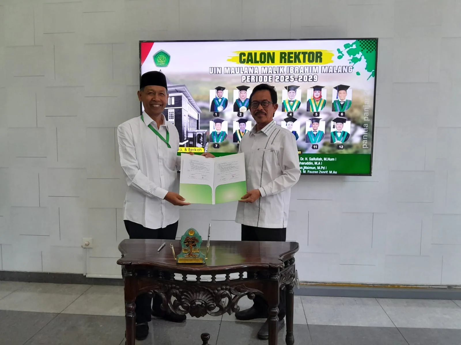 Ketua Panjar Calon Rektor UIN Malang, Dr. H. Muhammad In'am Esha, M.Ag menyerahkan berkas verifikasi kepada Rektor UIN Malang, Prof. Dr. H.M. Zainuddin, M.A./Foto: Dok. UIN Malang.