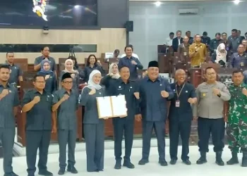 Wali Kota Malang, Wahyu Hidayat menerima dokumen persetujuan LKPJ 2024 dari DPRD Kota Malang. (Foto/M Sholeh)