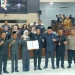 Wali Kota Malang, Wahyu Hidayat menerima dokumen persetujuan LKPJ 2024 dari DPRD Kota Malang. (Foto/M Sholeh)