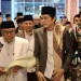 Rektor Unisma Prof Junaidi saat mendampingi Gus Iqdam naik ke podium Unisma Bershalawat. Foto: Azmy